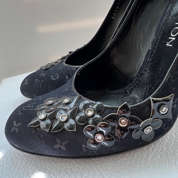 Louis Vuitton - Vintage Logo Monogram Pumps in Patent Leather/Satin/Charms Sz 38 - Picture 5 of 16